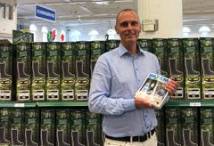 Direktør i Biltema, Jacob Møller, mener, at det giver kunderne en bedre oplevelse at bladre i et fysisk katalog frem for online. Derfor sender han nu Biltemas største katalog nogensinde på gaden. Foto: PR