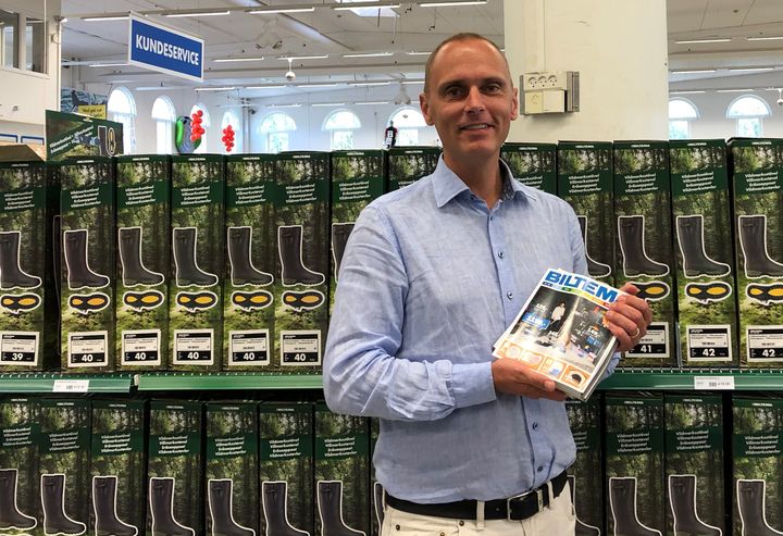 Direktør i Biltema, Jacob Møller, mener, at det giver kunderne en bedre oplevelse at bladre i et fysisk katalog frem for online. Derfor sender han nu Biltemas største katalog nogensinde på gaden. Foto: PR