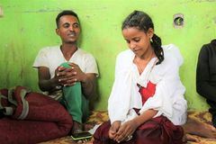 Tigist på 22 år måtte flygte fra Tigray til Amhara-regionen med sin mand og deres to børn. Før konflikten drev de et lille bageri i deres hjemby i Tigray-regionen. Men da kampene begyndte, måtte de forlade deres det hele med få timers varsel. De rejste til fods gennem ørkenen for at komme i sikkerhed i Amhara. (FOTO: Hayelegebreal Seyoum/Plan International)