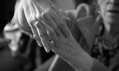 Et enigt Ældre og Omsorgsudvalg i Guldborgsund Kommune har på sit seneste møde besluttet, at svage og sårbare ældre fremover skal have endnu mere hjælp og støtte, når de deltager i aktiviteter på plejecentre. Foto: Colourbox
