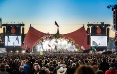 Roskilde Festival har doneret en partout-billet til auktionen - én ud af mange oplevelser, du kan byde på.