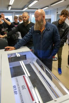 Ole Heinager, direktør i Next, åbner 3D-Lab ved at klippe snoren med en laser cutter