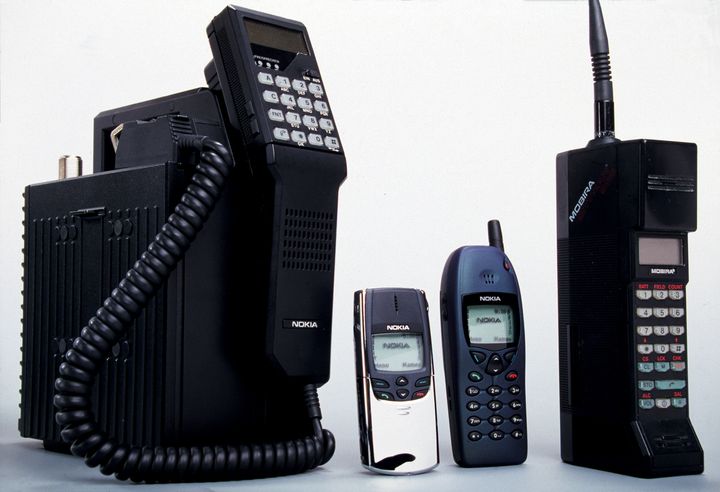 Mobira Talkman, Nokia 8810, Nokia 6110 og Mobira Cityman. De to telefoner i midten er fra 90'erne, og 6110'eren fra 1997 er fortsat aktiv i TDC Groups mobilnet, mens de øvrige ikke længere er i brug. Foto: Nokia.