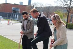 Fra højre ses sygeplejefaglig forskningsleder Carrinna Hansen, regionsrådsformand Heino Knudsen og medicinstuderende Yousuf El-Sharifi.
