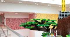 LEGO kunstværket hænger i LEGO House
