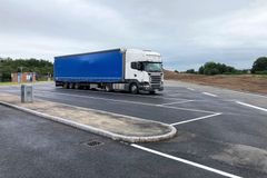 Mandag den 27. juni åbnede de 17 nye parkeringspladser til lastbiler på rasteplads Øster Løgum Vest. Foto: Vejdirektoratet.