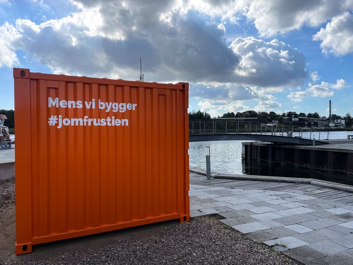 Fem orange containere er stillet op i Haderslev by fra Haderslev Dam til Haderslev Havn for at fortælle om byudviklings- og klimaprojektet på Jomfrustien. Det er disse containere, der nu tages i brug til åbent kontor på Gravene, ved Ridehuset og på Jomfrustien.