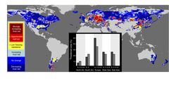Ved at integrere data om klima og planternes egenskaber har forskerne kunnet lave dette kort, der viser, hvordan risikoen for skader fra forårsfrost på træer har ændret sig i perioden 1959-2017. De røde områder er særligt bekymrende. I disse områder overlapper stigende hyppighed af sen forårsfrost med træarter der generelt har blade, der nemt springer ud ved midlertidig forårsvarme og har lav tålsomhed overfor frost. Grafik: Constantin Zohner, ETH Zürich