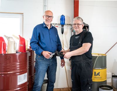 Jonas Christiansen (th.) og Lars Krogh-Rasmussen (tv.) fra OK, som gennem en årrække har rådgivet omkring anvendelsen af kølesmøremidler hos Midtsjællands Maskinværksted. Foto: Steen Knarberg