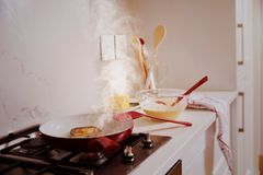 I alarmselskabet Verisure oplever man ofte, at brandene starter i køkkenet. Folk glemmer nemlig at slukke for komfurerne, hvilket kan have alvorlige konsekvenser.
