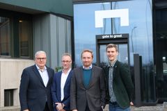 Det Samfundsvidenskabelige Fakultet har indgået en partnerskabsaftale med Port of Aalborg Logistic. På billedet ses adm. direktør Claus Holstein (tv), institutleder Christian Nielsen, dekan Rasmus Antoft og formand Lasse Frimand Jensen.
