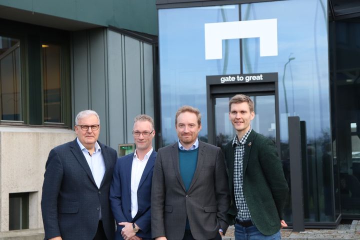 Det Samfundsvidenskabelige Fakultet har indgået en partnerskabsaftale med Port of Aalborg Logistic. På billedet ses adm. direktør Claus Holstein (tv), institutleder Christian Nielsen, dekan Rasmus Antoft og formand Lasse Frimand Jensen.