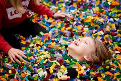LEGO World finder sted i vinterferien i uge 7 og inviterer til leg og kreativitet med millioner af LEGO klodser for både børn og voksne. I år er der flere nye områder samt workshops for hele familien. Billedet er fra LEGO World 2019. - FOTO: LEGO Group