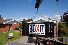En Flyttebox bliver leveret med kran til huset, man skal flytte fra, og når den er pakket klar, bliver den kørt hen til huset, man flytter til. Foto: PR.