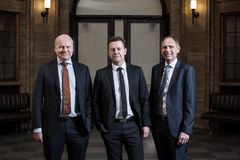 Direktionen i DLG. Fra venstre: Ole Christensen, COO. Kristian Hundebøll, CEO. Lars Sørensen, CFO.