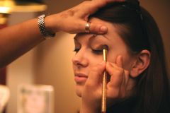 Ifølge kosmetologer kan mangelfuld rengøring af makeupbørster føre til hudproblemer, fordi der samler sig bakterier, som presses ned i huden. Foto: PR.
