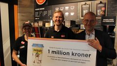 Anne og Mathias fra Circle K overrækker 1 million kroner til Rasmus Kjeldahl, direktør i Børns Vilkår