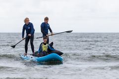 Alle kan surfe og derfor inviteres handicappede nu til gratis surfing ved WATERZ i Hvide Sande. Foto : Jon Kristensen.