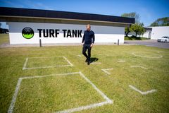 Robotten fra Turf Tank er banebrydende i forhold til opstregning af sport da den elimininerer manuelt arbejde, reducerer forbruget af maling og leverer et perfekt resultat hver gang.