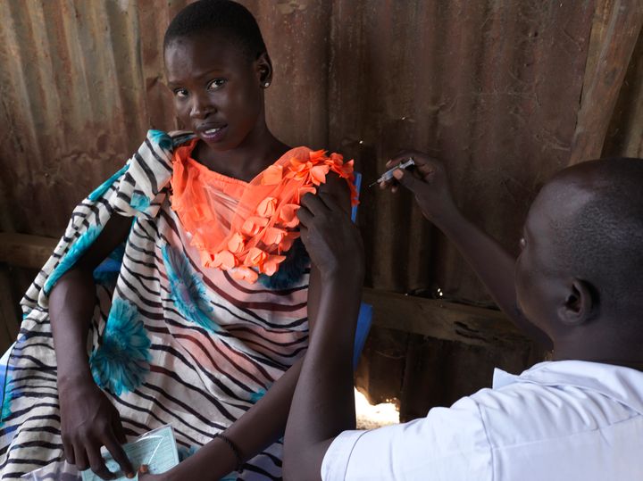 16-årige Nakia John bor i Bentiu-lejren og bliver her vaccineret mod hepatitis E. Foto: Peter Caton/MSF