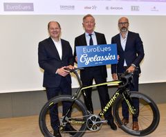 Hamborgs borgmester, Olaf Scholz (til venstre), grundlægger af EuroEyes, Dr.med. Jørn Jørgensen (i midten), og repræsentant for Ironman, der arrangerer Cyclassics, Christian Toetzke (til højre). Foto: PR.