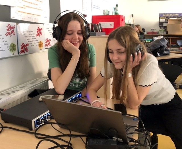 Freja og Alberte fra 7. a. på Sophieskolen er i gang med at producere deres egen musik med hjælp fra Syddansk Musikkonservatorium. Foto: Guldborgsund Kommune