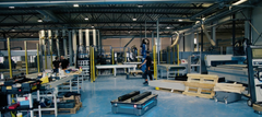 Logistikken i den nye fabrikken er fleksibel og automatisert, bl.a. med robotteknologi fra den danske produsenten Mobile Industrial Robots.