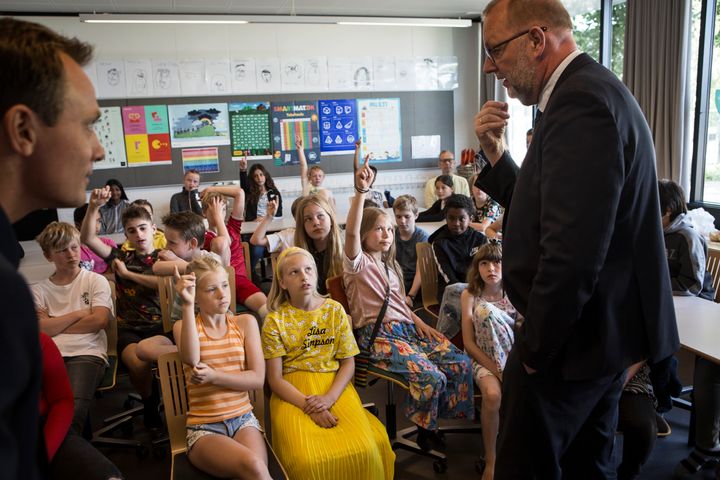 Lars Chr. Lilleholt møder 5. klasse på Dyvekeskolen på Amager. Foto: Energi-, Forsynings- og Klimaministeriet