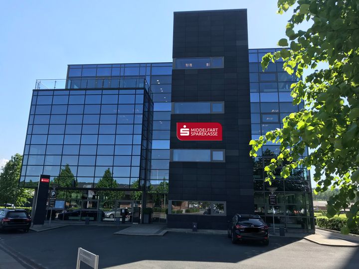Den centralt beliggende ejendom i Vejle får primo 2019 Middelfart Sparekasses logo på facaden. Illustration: Middelfart Sparekasse