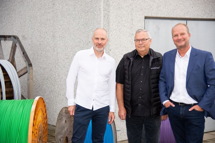 Fra venstre: Jørgen Mosegaard (adm. direktør, Energi Ikast), Bjarne Andersen (bestyrelsesformand, Energi Ikast) samt Henrik Møller Nielsen, (direktør, OpenNet)
