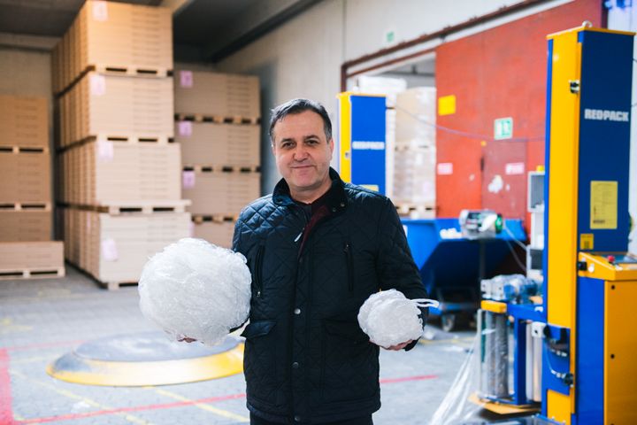 Tvilum har halveret sit plastfolie-forbrug med bæredygtig maskinoptimering. Her viser projektleder Sabahudin Nukovic, hvor stor en ressourcebesparelse, det giver per palle.