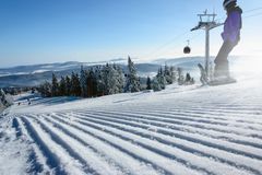 Danskerne drøner afsted på skiferie. I de første måneder af 2019 forventes over 200.000 danskere at suse ned ad de udenlandske pister. Foto: PR.