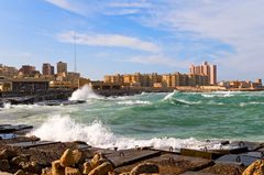 I Egypten deltager danske NIRAS i et stort klimatilpasningsprojekt til 105 millioner USD. Projektet skal sikre millioner af mennesker mod oversvømmelser i Nildeltaet og langs middelhavskysten. Her ses kystbyen Alexandria. (Foto: Shutterstock)