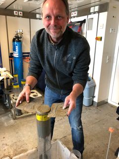 Professor Ronnie N. Glud på forskningsskib med friske sediment-prøver fra dybhavsgrav i Stillehavet. credit Anni Glud/SDU.