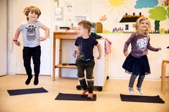 kultKIT2 Børnekultur Næstved i efteråret 2020.
Mere musik, leg og bevægelse i vuggestuer og børnehaver. 130 pædagoger og dagplejere i Næstved Kommune fik udviklet deres pædagogiske kompetencer på et kultKIT-kursus, der blev udviklet af tyske og danske eksperter på området. Foto: Ditte Valente