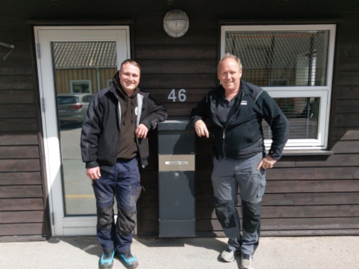 Niclas Hinsch og ejendomsmester  Peter Gundtoft foran ejendomskontoret i Boligselskabet VENBO. Foto: Boligkontoret Danmark
