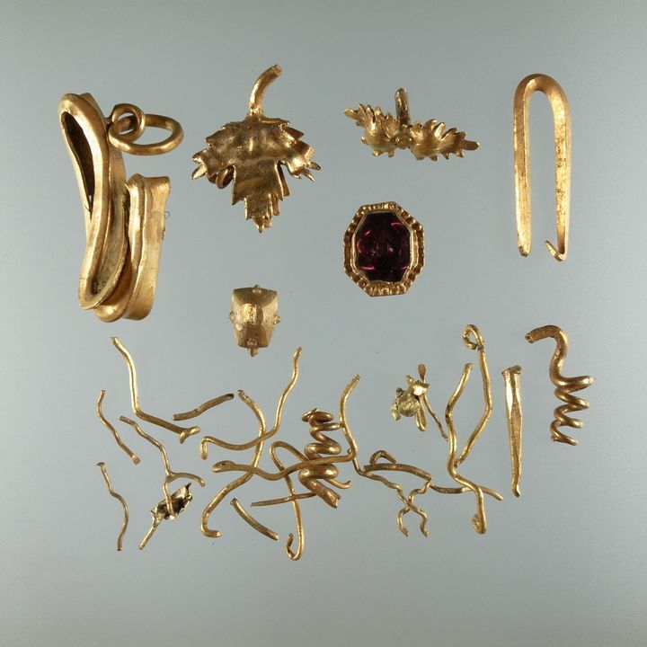 Guldfund fra middelalderen er sjældne. Ryegaard-skatten rummede både guldstykker og smykker af guld og ædelstene. Foto: Museumsorganisationen ROMU