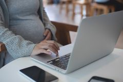 Sygdom og fravær fra arbejdet under graviditeten kan forebygges med særlig omsorg til gravide medarbejdere, viser toårigt projekt hos Dansk Sundhedssikring. Foto: Adobe Stock
