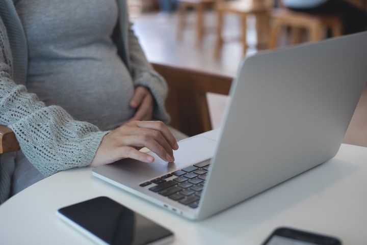 Sygdom og fravær fra arbejdet under graviditeten kan forebygges med særlig omsorg til gravide medarbejdere, viser toårigt projekt hos Dansk Sundhedssikring. Foto: Adobe Stock
