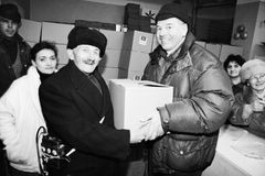 Armenien 1994 - René Hartzner overrækker nødhjælpspakke til videre uddeling fra en butik i byen Kafan.