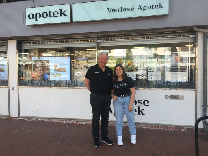 Efter kun halvanden måned i Danmark er Annastasiia Kochyk fra Ukraine blevet en del af det lokale arbejdsmarked med et job hos  Asger Mortensen på Værløse Apotek.