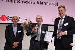 Thomas Thors, formand for Rønne Havn A/S modtog pris. (Midten)