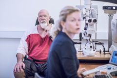 Dagen efter sin operation havde Asbjørn Riis allerede 100 procent syn på begge øjne. Foto: PR.