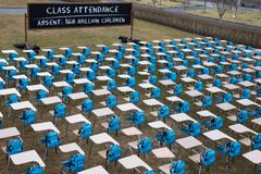Pandemiens klasseværelse: For at skabe opmærksomhed om uddannelseskrisen har UNICEF i dag placeret 168 tomme borde og skoletasker foran FN’s hovedkontor i New York. Hvert bord repræsenterer svimlende en million børn, hvis skoler har været fuldstændig lukket i næsten et år.