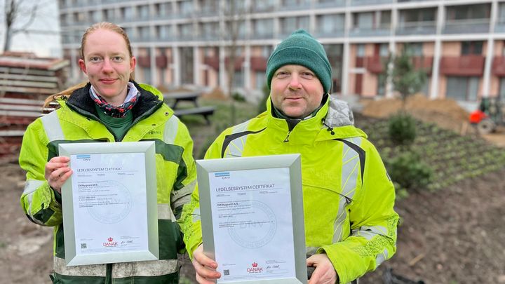 Foto: Trine og Henning fra OKNygaard holder de nye ISO-certifikater, der gælder frem til 2025. Det er i højeste grad medarbejdernes certifikat, da det er OKNygaards medarbejdere, der lever op til standarderne.