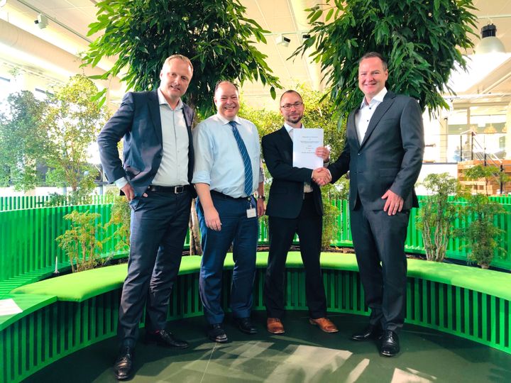 BornFibers administrerende direktør, Kristian Sørensen (i midten til højre), og Robert Dogonowski (yderst til højre), direktør for kommercielle aktiviteter og partnerskaber i TDC NetCo, giver hånd på den nye aftale.