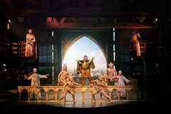 EWII Koncernen og Fredericia Teater er gået sammen om at sponsorere i alt 40 billetter til teatrets forestilling ”Klokkeren fra Notre Dame”, der kører på scenen i øjeblikket.