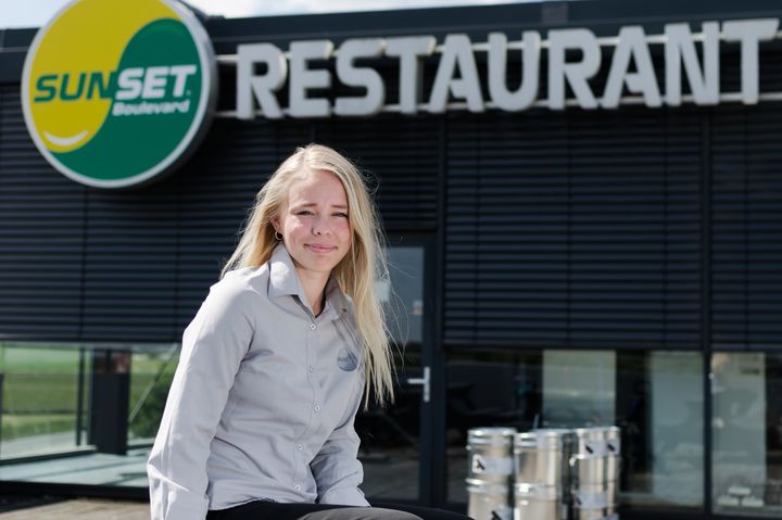 Sunset Boulevard udlodder 50 kuponhæfter til de hurtigste på åbningsdagen, som kan indløses til et års forbrug af burgere. Sara Yelva er den nye restaurantchef i Randers. Hun er anerkendt som en af branchens bedste restaurantchefer og har blandt andet tidligere været restaurantchef i Risskov ved Aarhus, hvor hun imponerede med sine gode resultater. Foto: PR.