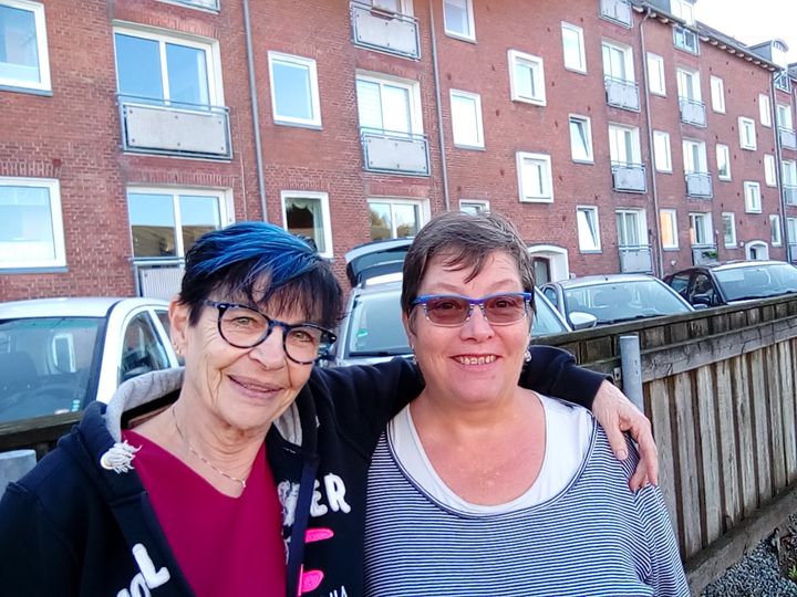 Jane (t.v.) og Anita (t.h.) er begge frivillige hjemmeviceværter og hjælper ensomme borgere i Aabenraa Kommune med blandt andet praktiske ting i deres hjem.