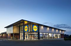Fra november 2020 er 100 % af bakkerne fra Lidls eget danske mærke Vilstrupgård nu lavet af genanvendt plastik. Vilstrupgård-mærket står for mere end 80 % af al Lidls kød og fjerkræ.